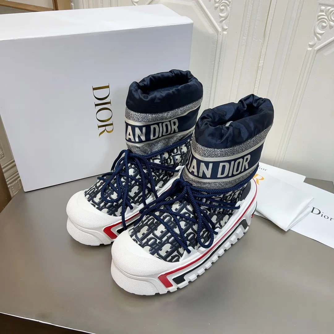 Men's shoes p600! The highest version on the market, Dior Dior's king style snow boots, ski boots, fat and cute, so cute →_→ from the DiorAlps limited series, unique. Shiny nylon Oblique print upper with criss-cross straps for an ideal fit. The technical fabric of the boot shaft, short-cut version, can be worn in the city or in the mountains. It makes the calf slimmer and taller, warm and concave. The boot shaft and sole are made of original waterproof padded lining. The embroidered fabric is original star ⭐ rubber non-slip thick sole and multi-module combination outsole. The size is 35-40. 41Customized